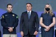 ブラジルのボルソナロ大統領(中)(6日、南部サンタカタリナ州)=ブラジル大統領府提供 ブラジルのボルソナロ大統領(中)(6日、南部サンタカタリナ州)=ブラジル大統領府提供