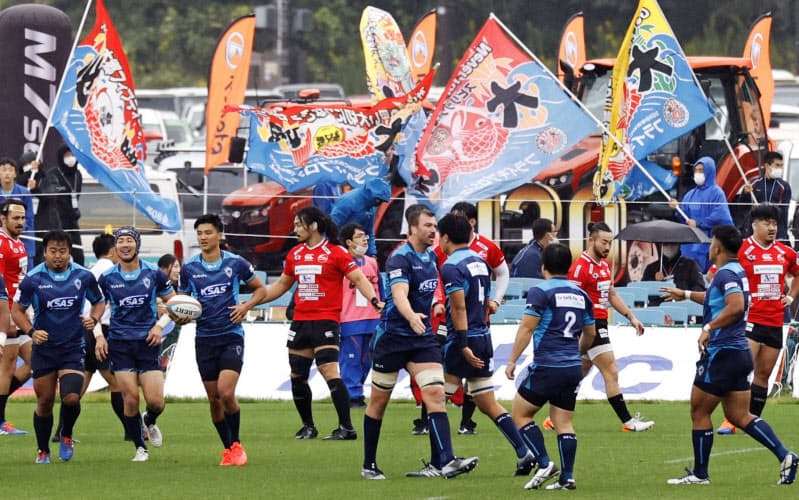 釜石鵜住居復興スタジアムでラグビーW杯開催1年を記念し行われた、釜石シーウェイブスとトップリーグのクボタの試合=共同 釜石鵜住居復興スタジアムでラグビーW杯開催1年を記念し行われた、釜石シーウェイブスとトップリーグのクボタの試合=共同