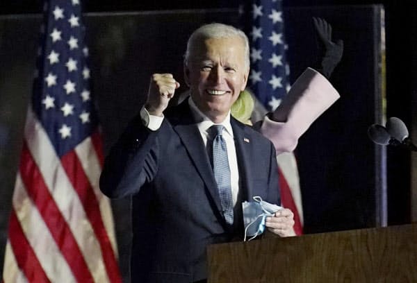 4日、米デラウェア州ウィルミントンで演説する民主党のバイデン前副大統領。米主要メディアが米大統領選に勝利したと報じた=AP