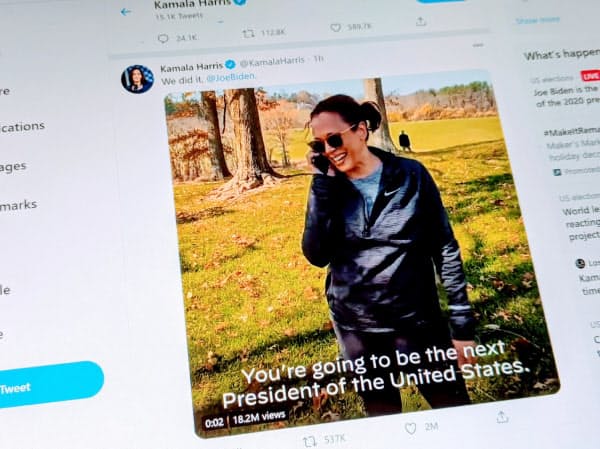 ハリス氏は当選を確実にしたバイデン氏に電話する様子を撮影した動画をツイッターに投稿した。