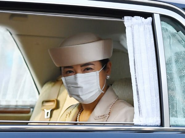 皇居に入る皇后さま(8日午前、皇居・半蔵門)=代表撮影