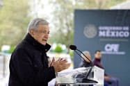 演説するメキシコのロペスオブラドール大統領(10月24日、北部コアウイラ州)=ロイター 演説するメキシコのロペスオブラドール大統領(10月24日、北部コアウイラ州)=ロイター