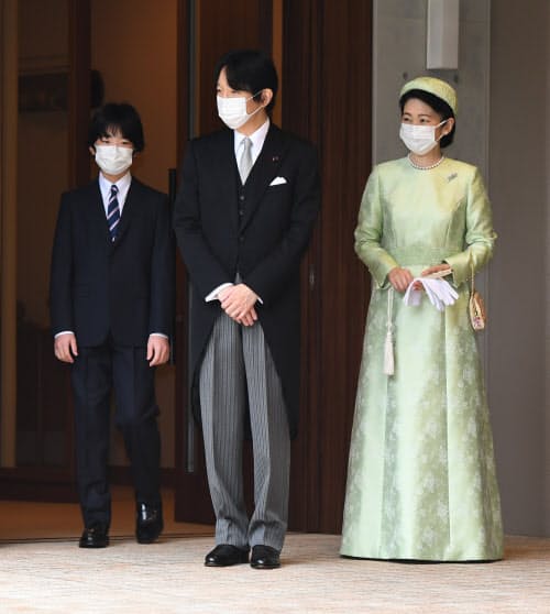 御仮寓所(ごかぐうしょ)を出発する秋篠宮ご夫妻と見送る悠仁さま(8日午前、東京都港区)=代表撮影