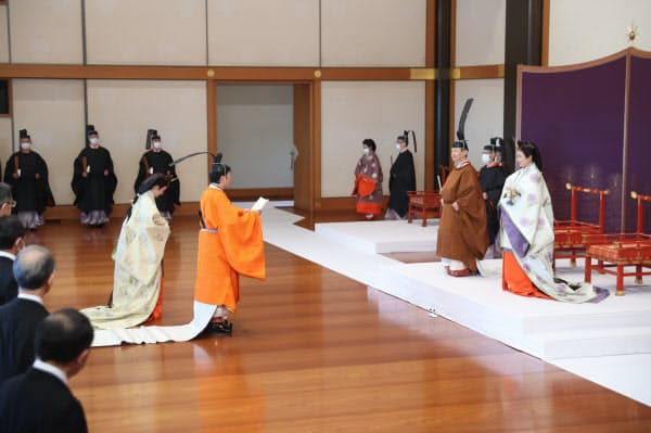 立皇嗣宣明の儀で天皇、皇后両陛下の前でお言葉を述べる秋篠宮さま(8日午前、皇居・宮殿「松の間」)=代表撮影