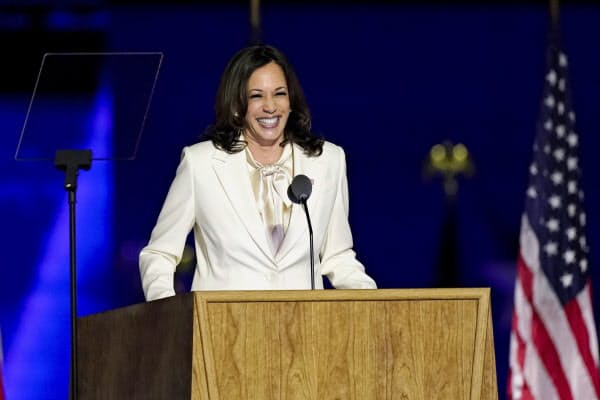 7日、デラウェア州ウィルミントンでバイデン氏に先立ち演説するカマラ・ハリス氏=AP