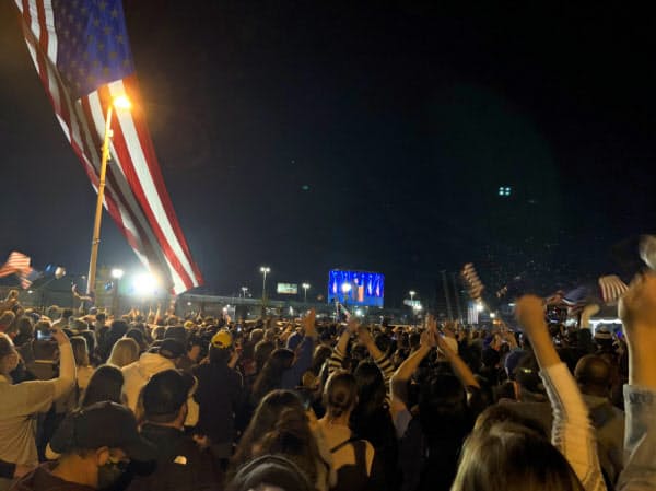 7日夜、バイデン氏の勝利演説に沸き立つ支持者ら(デラウェア州ウィルミントン)