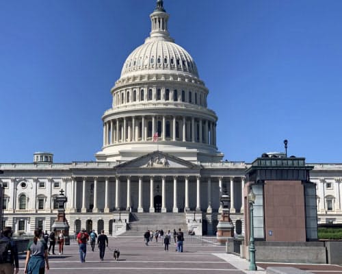 米民主党は下院の過半数を維持する見通しだが、圧勝シナリオは不発に終わった(写真は連邦議会)