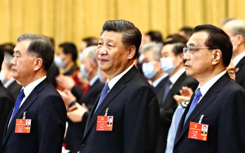 中国全人代の全体会議に臨む習近平国家主席(左から4人目)と李克強首相(同5人目)ら指導部=5月25日、北京の人民大会堂(共同) 中国全人代の全体会議に臨む習近平国家主席(左から4人目)と李克強首相(同5人目)ら指導部=5月25日、北京の人民大会堂(共同)
