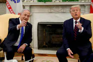 イスラエルのネタニヤフ首相(左)はトランプ米大統領との親密な関係で恩恵を受けた(9月、米ホワイトハウス)=ロイター イスラエルのネタニヤフ首相(左)はトランプ米大統領との親密な関係で恩恵を受けた(9月、米ホワイトハウス)=ロイター
