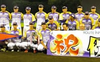 参入1年目で優勝した神奈川フューチャードリームス（前列左から4人目が鈴木監督、前列右端が山下ゼネラルマネジャー）