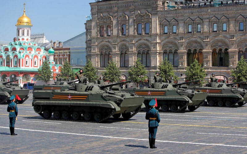 ロシア軍は多額の資金を投じて軍備を増強させている(6月にモスクワで開いた軍事パレード)=ロイター ロシア軍は多額の資金を投じて軍備を増強させている(6月にモスクワで開いた軍事パレード)=ロイター