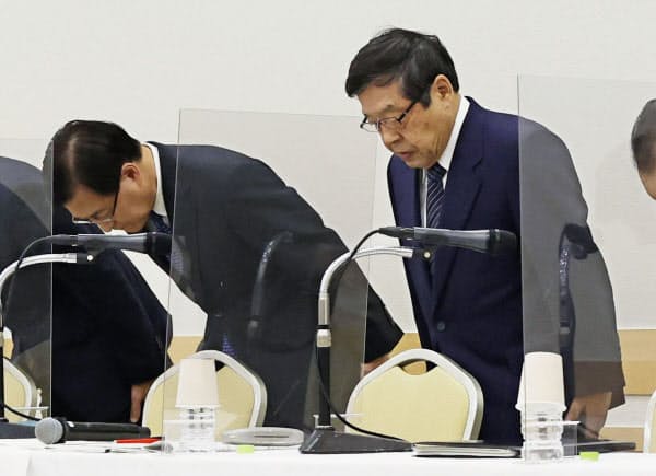 記者会見の冒頭、謝罪するゆうちょ銀行の池田憲人社長(右)ら=9日午後、東京都千代田区