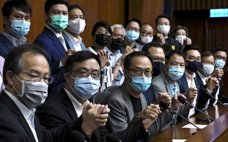 香港立法会の民主派議員は、資格剥奪が決まれば集団辞職すると表明していた(9日、香港)=AP 香港立法会の民主派議員は、資格剥奪が決まれば集団辞職すると表明していた(9日、香港)=AP
