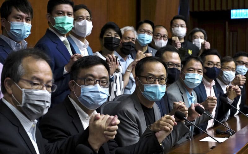 香港立法会の民主派議員は、資格剥奪が決まれば集団辞職すると表明した(9日、香港)=AP 香港立法会の民主派議員は、資格剥奪が決まれば集団辞職すると表明した(9日、香港)=AP
