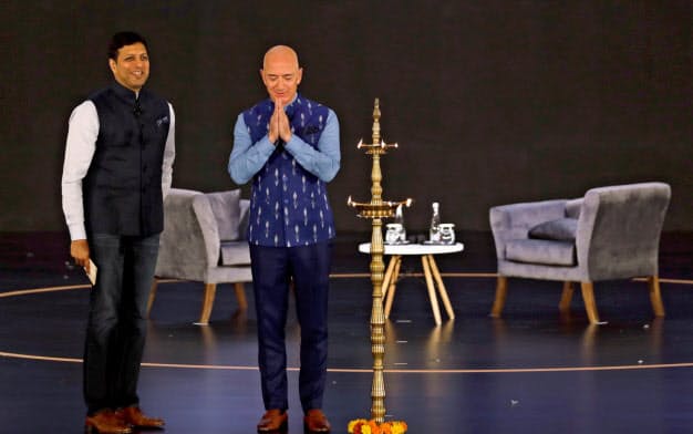 アマゾンはインドへの積極投資を続ける。(2020年1月、ニューデリーの自社イベントに登壇するベゾスCEO) アマゾンはインドへの積極投資を続ける。(2020年1月、ニューデリーの自社イベントに登壇するベゾスCEO)