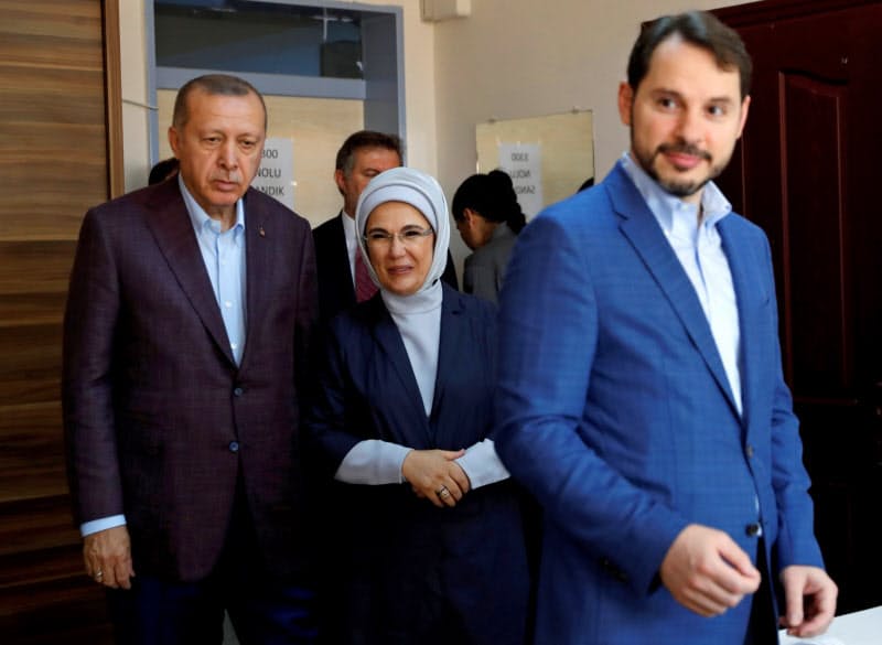 エルドアン大統領(左)と辞任した娘婿のアルバイラク財務相(右)（2019年６月、イスタンブール）＝ロイター