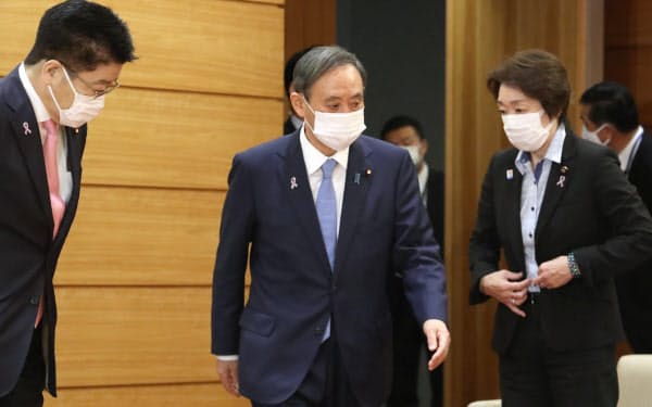 閣議に臨む菅首相(10日午前、首相官邸)