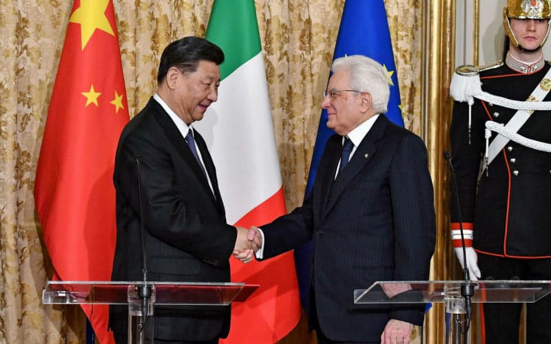 中国の習近平国家主席(左)とイタリアのマッタレッラ大統領=AP 中国の習近平国家主席(左)とイタリアのマッタレッラ大統領=AP