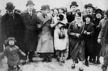 1929年2月、失業と寒さに悩む英国の炭鉱地方を視察するプリンス・オブ・ウェールズ殿下（左から3人目）＝日本電報通信社撮影