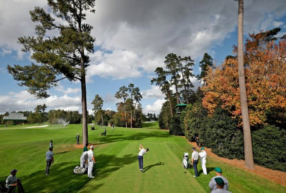 練習ラウンドの18番でティーショットを打つジャスティン・トーマス。例年は練習日からパトロンが詰めかけるが、今年は無観客で行われる=ロイター