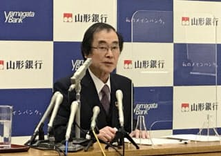 決算発表をする山形銀行の長谷川吉茂頭取(10日、山形市)