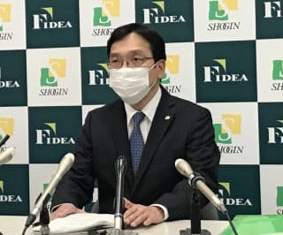 決算発表をする荘内銀行の田尾祐一頭取(10日、山形市)