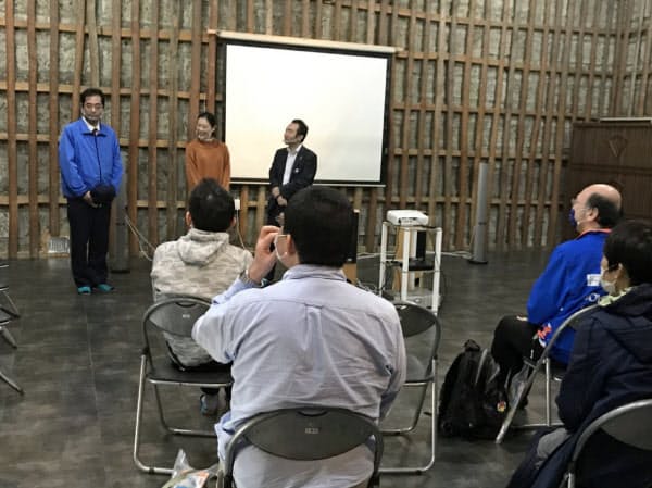 ひたちなか市での上映会にはひたちなか海浜鉄道の吉田社長が参加(左)(7日)