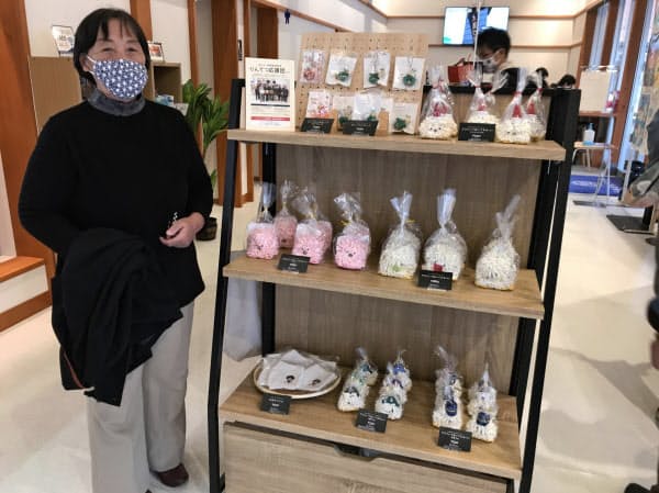 石田団長ら「りんてつ応援団」はグッズ販売で鹿島臨海鉄道を応援(大洗町)