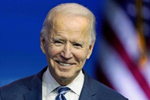 10日、米民主党のバイデン前副大統領は敗北を認めないトランプ大統領について「恥ずかしい」と批判した(東部デラウェア州ウィルミントン)=AP