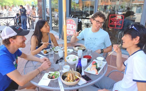 菜食主義のジュレク（右から2人目）と日本食の店でランチ（米コロラド州ボルダー）