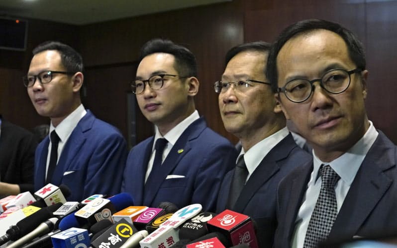 香港政府は11日、郭栄鏗氏(左端)ら4議員の資格を剥奪した=AP 香港政府は11日、郭栄鏗氏(左端)ら4議員の資格を剥奪した=AP