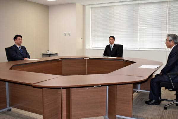 3者会談に臨む宮城県の村井嘉浩知事(中央)、女川町の須田善明町長(左)と石巻市の亀山紘市長(11日、宮城県石巻市)