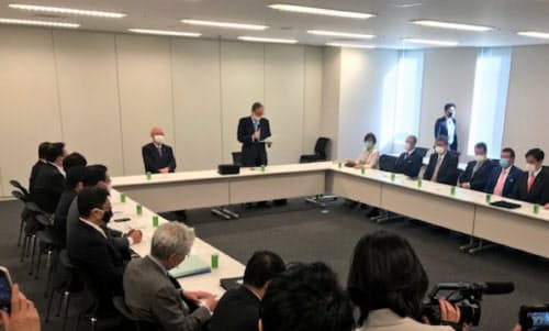 与党PTで鉄道建設・運輸施設整備支援機構が1年半の延伸の遅れを説明した(東京都千代田区)