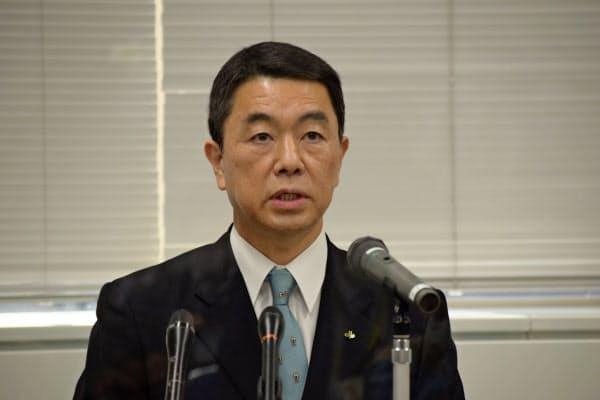 再稼働の同意を表明する宮城県の村井嘉浩知事(11日、宮城県石巻市)