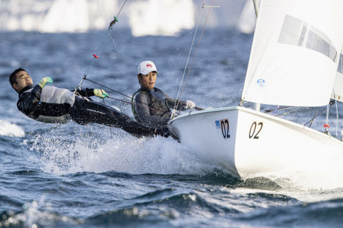 全日本セーリング470級 岡田 外薗組が首位発進 日本経済新聞 全日本セーリング470級 岡田 外薗組が首位発進 日本経済新聞