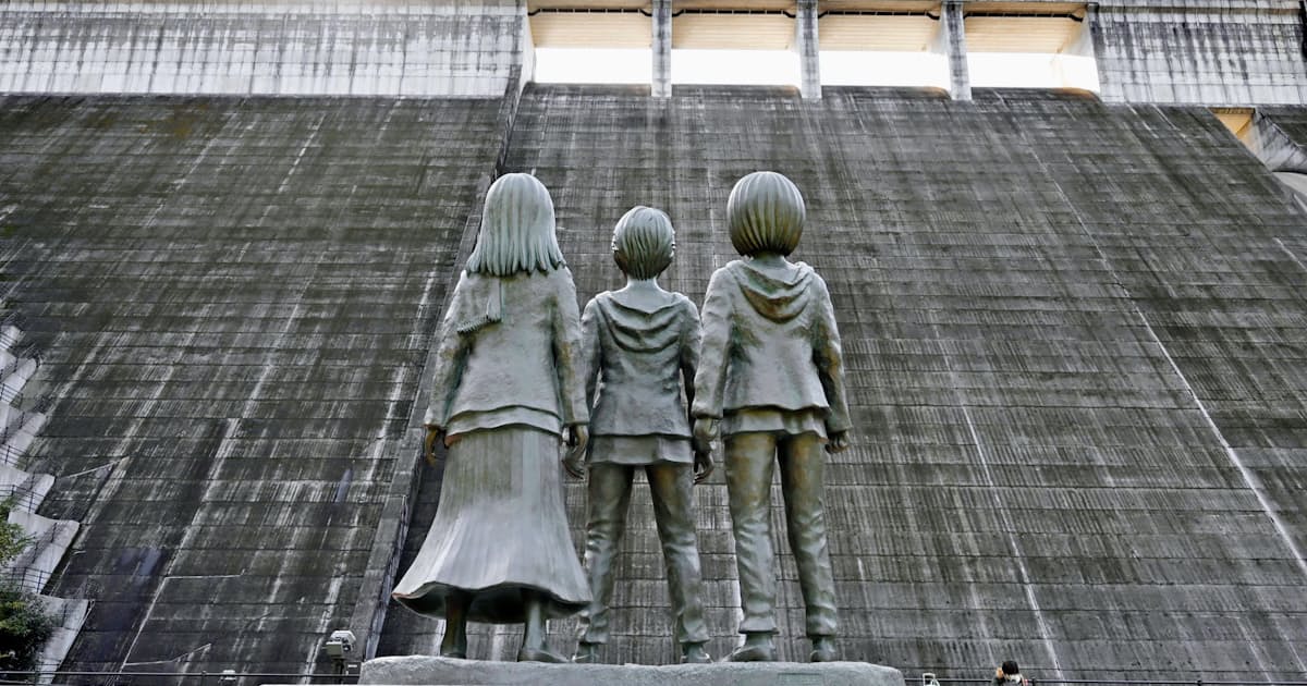 進撃の巨人 像が完成 大分 ダムを壁に見立て 日本経済新聞