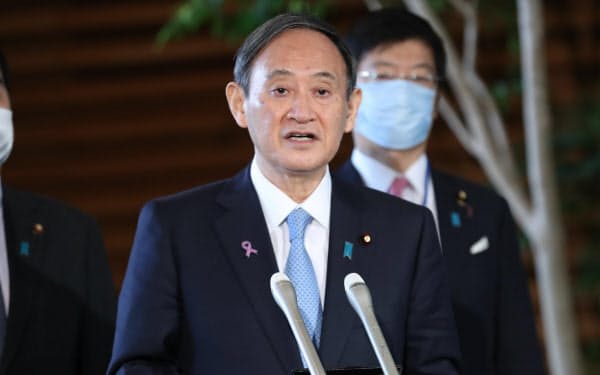 バイデン前副大統領との電話協議を終え、報道陣のインタビューに答える菅首相(12日午前、首相官邸)