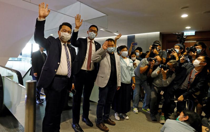 香港の民主派議員は12日、辞表を提出した=ロイター 香港の民主派議員は12日、辞表を提出した=ロイター