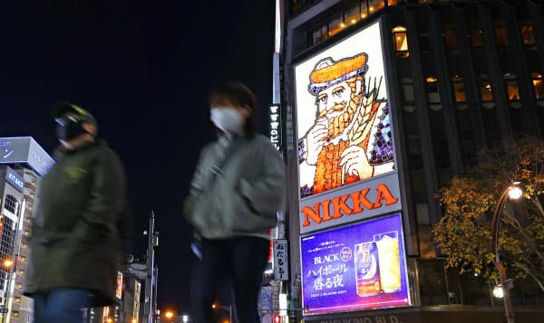 札幌市の繁華街・ススキノを歩く人(12日)=共同