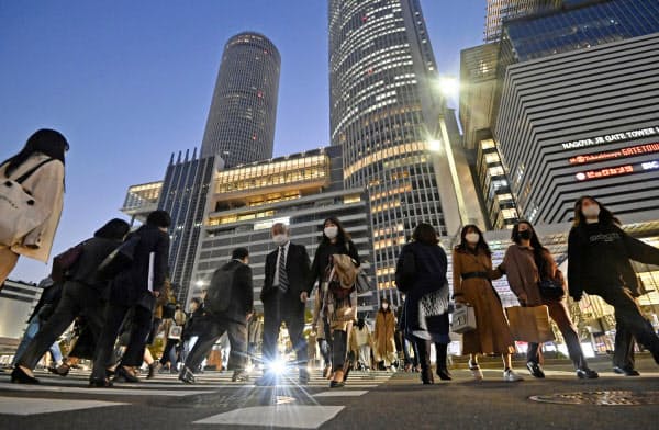 マスクを着けて歩く人たち(12日、名古屋駅前)=共同
