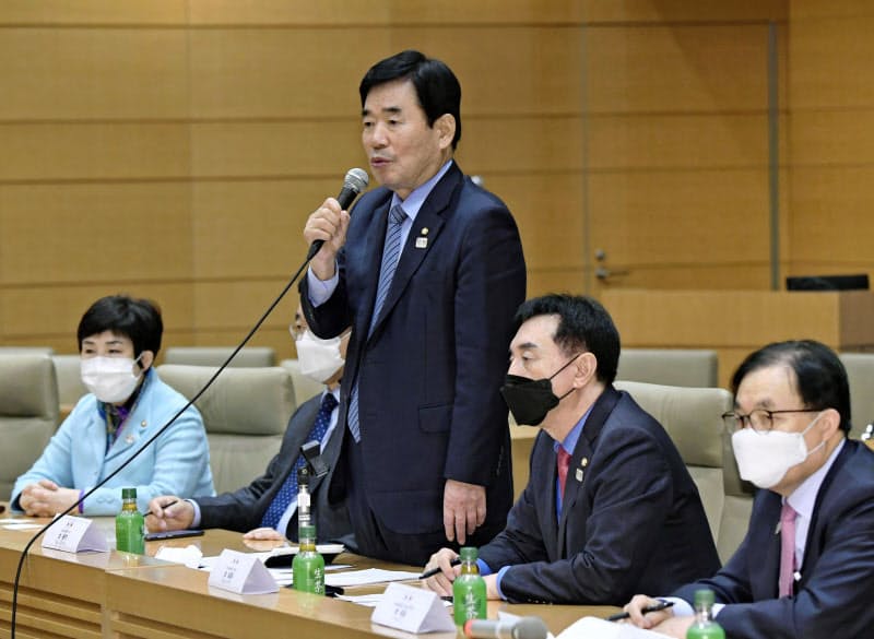 日韓・韓日議連の合同幹事会であいさつする韓国側の金振杓会長(12日)=共同 日韓・韓日議連の合同幹事会であいさつする韓国側の金振杓会長(12日)=共同