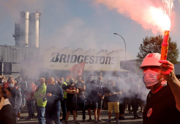ブリヂストン仏工場閉鎖の意向は従業員の反発を生んでいた(9月、仏北部ベチューン)=ロイター