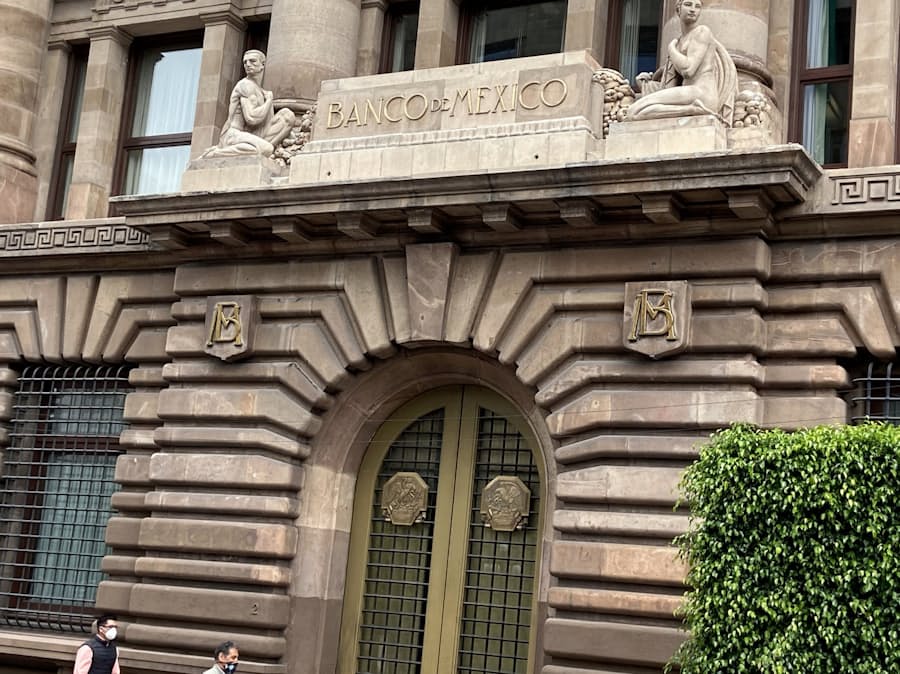 メキシコ中銀 金利を4 25 で据え置き 日本経済新聞