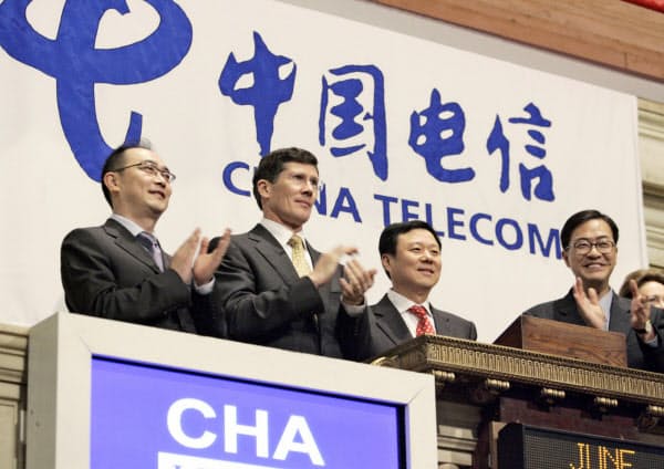 NY市場に上場する中国電信も購入禁止対象に(06年6月に開かれた上場セレモニー)=AP