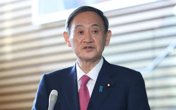 新型コロナウイルスの感染拡大について報道陣の質問に答える菅首相(13日午前、首相官邸)
