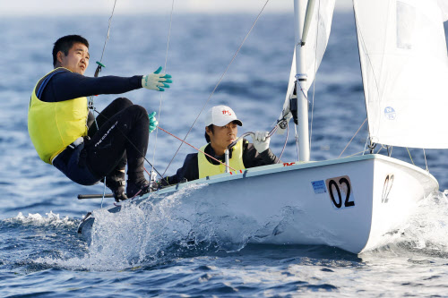 岡田 外薗組が首位保つ 全日本セーリング470級 日本経済新聞 岡田 外薗組が首位保つ 全日本セーリング470級 日本経済新聞