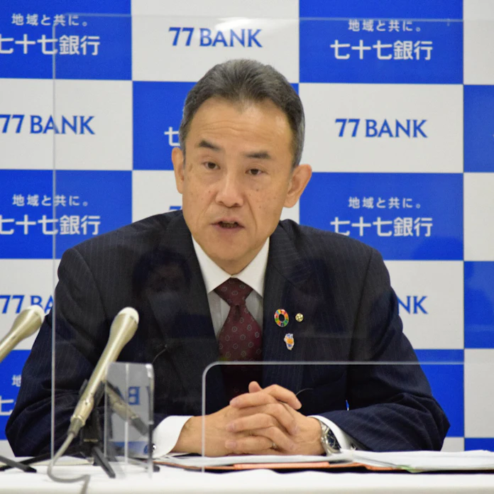 七十七銀 公的資金の注入検討 十分な復興資金供給をと 記者会見する七十七銀行の氏家照彦頭取 18日午後 仙台市の七十七銀行本店 四国新聞社