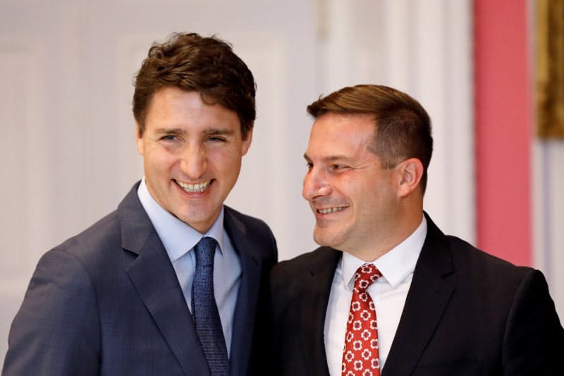 カナダのトルドー首相(左)とメンディチーノ移民相(右)は香港人の留学や就職を後押しする=ロイター カナダのトルドー首相(左)とメンディチーノ移民相(右)は香港人の留学や就職を後押しする=ロイター