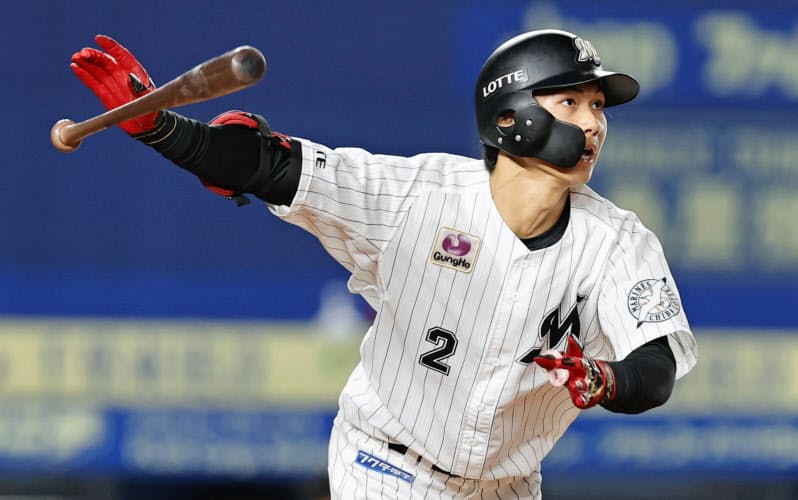 7日のオリックス戦で右越えに逆転3ランを放つ藤原=共同 7日のオリックス戦で右越えに逆転3ランを放つ藤原=共同