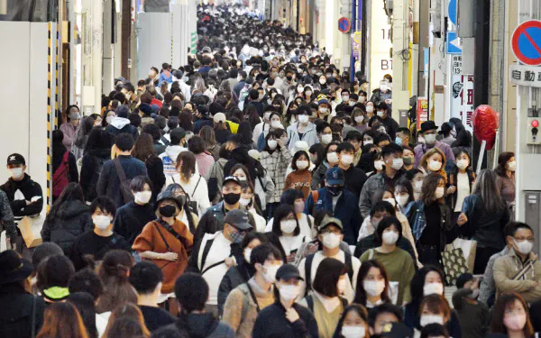マスク姿で行き交う人たち(14日、大阪市中央区)